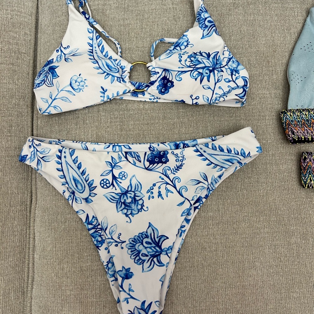 White & Blue Floral Ring-Detail Bikini